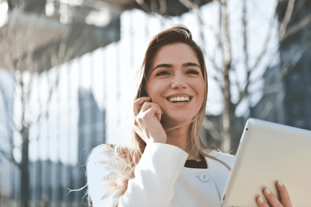 telefonla görüşen ve gülen bir kadın