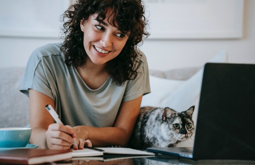 online dersi alan bir kadın ve kedisi