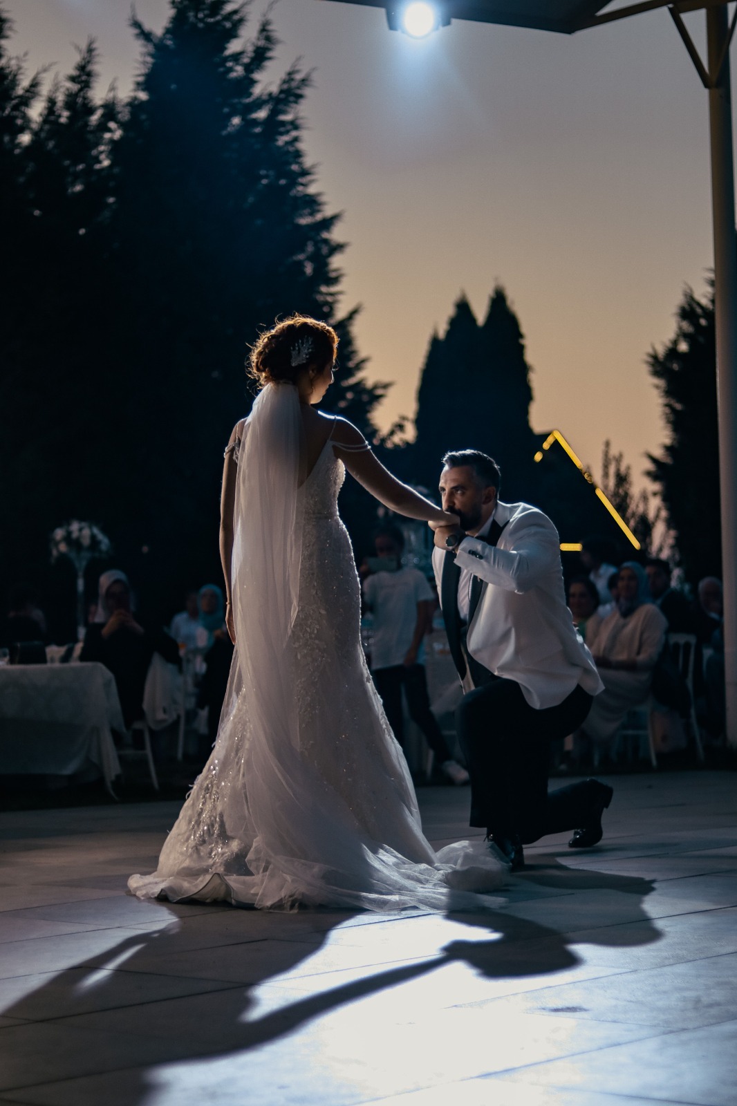 düğünde gelinin elini öpen damat düğün dans özel ders