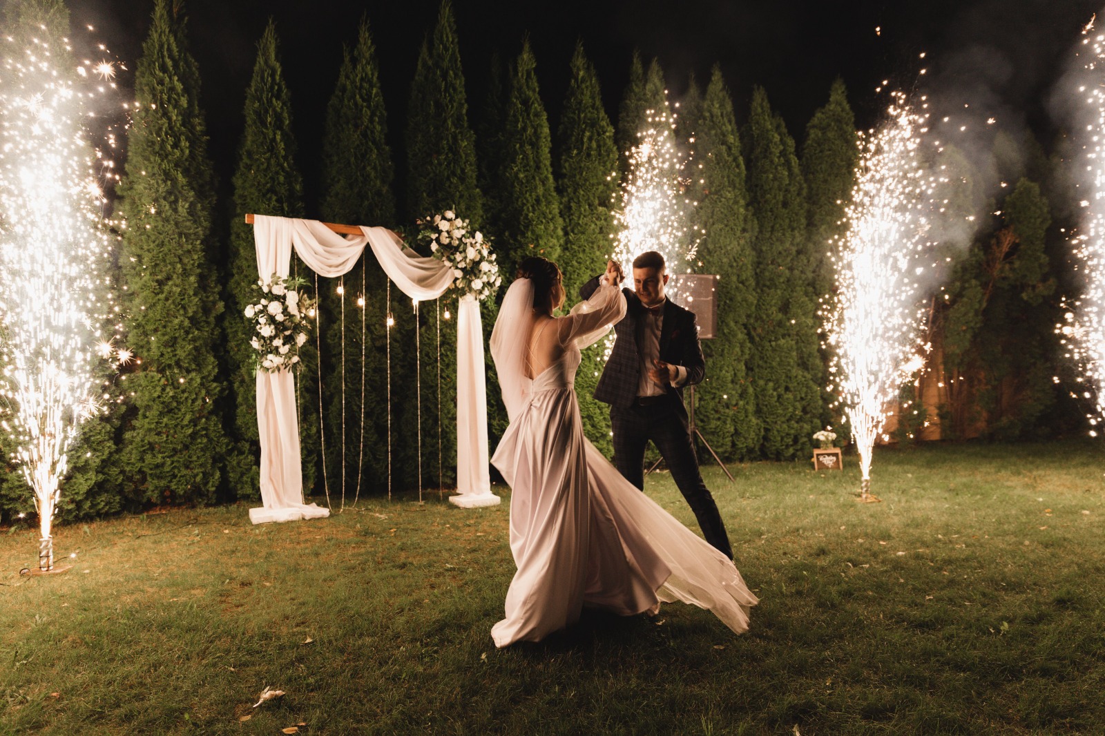 düğünde dans eden gelin ve damat